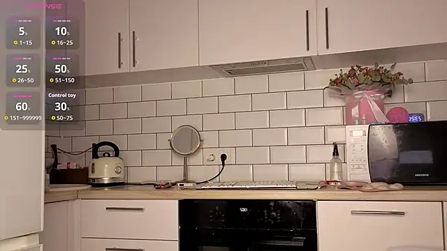 PrettyLilie online show from March 6, 4:25 pm