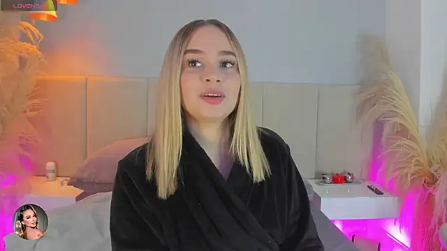 Snapshot of sofia_pamela chatting on February 19, 7:21 pm sofia pamela online show from February 19, 7:21 pm