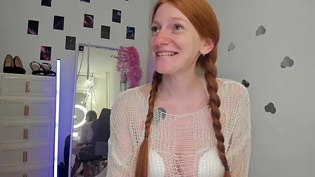 Aliceginger99 online show from May 19, 1:28 pm