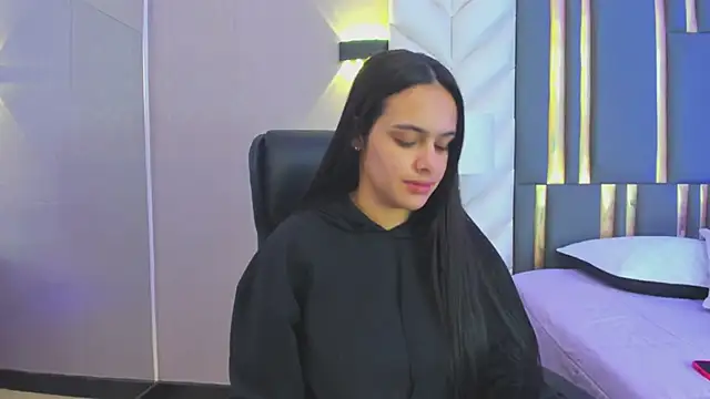 ChloeHarper  online show from May 9, 11:48 am
