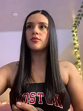 Snapshot of violet-333 chatting on February 8, 6:12 pm violet-333 online show from February 8, 6:12 pm