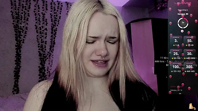 Snapshot of strawberry_elfcat chatting on February 28, 6:14 am strawberry elfcat online show from February 28, 6:14 am