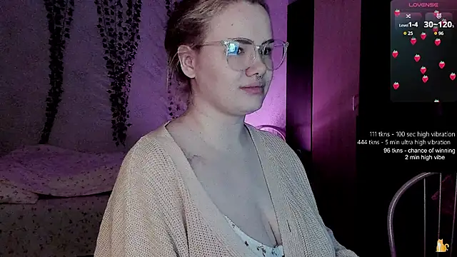 strawberry elfcat online show from May 11, 2:28 am