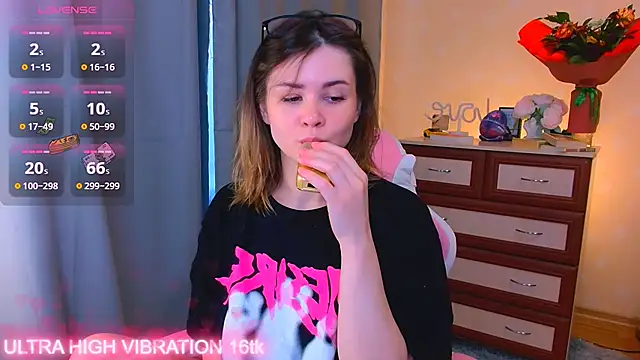 Snapshot of cutie_mili chatting on October 1, 8:42 am cutie mili online show from October 1, 8:42 am