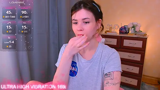 Snapshot of cutie_mili chatting on October 6, 7:39 am cutie mili online show from October 6, 7:39 am