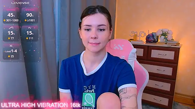 Snapshot of cutie_mili chatting on October 8, 7:17 am cutie mili online show from October 8, 7:17 am