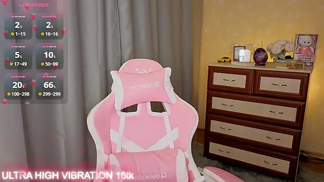 Snapshot of cutie_mili chatting on December 5, 7:50 am cutie mili online show from December 5, 7:50 am