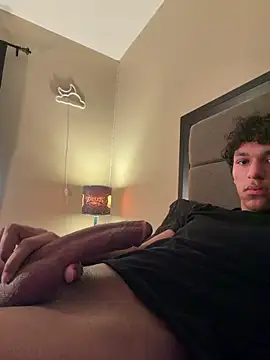 Snapshot of Skinnyywithbigdick chatting on May 14, 9:32 pm Skinnyywithbigdick online show from May 14, 9:32 pm