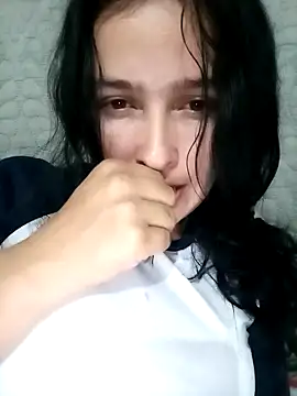 Snapshot of EmilySwaan chatting on December 23, 2:02 am EmilySwaan online show from December 23, 2:02 am