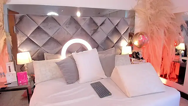 sofhiaa adaams online show from October 12, 4:39 pm