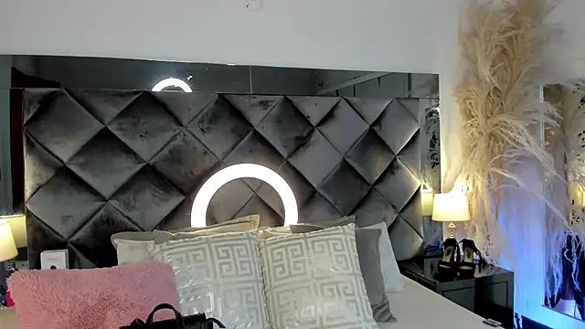 sofhiaa adaams online show from October 18, 10:10 pm