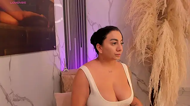 Snapshot of sofhiaa_adaams chatting on December 16, 10:59 pm sofhiaa adaams online show from December 16, 10:59 pm