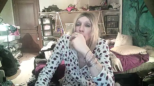 Snapshot of Ombeline1 chatting on January 11, 6:12 pm Ombeline1 online show from January 11, 6:12 pm