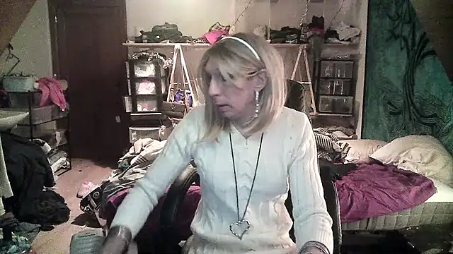 Snapshot of Ombeline1 chatting on January 14, 5:56 pm Ombeline1 online show from January 14, 5:56 pm
