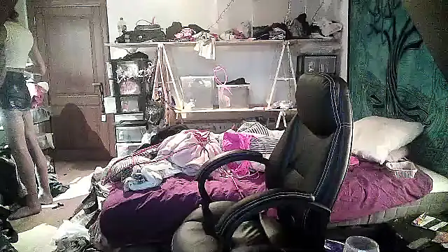 Snapshot of Ombeline1 chatting on January 18, 2:44 pm Ombeline1 online show from January 18, 2:44 pm