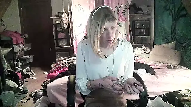 Snapshot of Ombeline1 chatting on January 21, 5:16 am Ombeline1 online show from January 21, 5:16 am