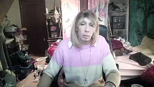 Snapshot of Ombeline1 chatting on January 22, 11:23 am Ombeline1 online show from January 22, 11:23 am