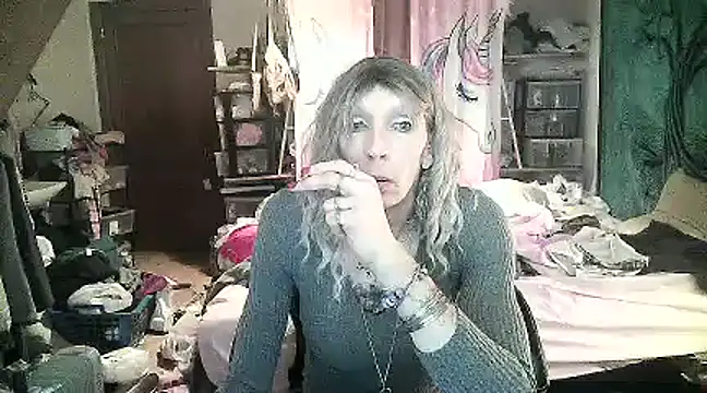 Snapshot of Ombeline1 chatting on January 22, 2:56 pm Ombeline1 online show from January 22, 2:56 pm
