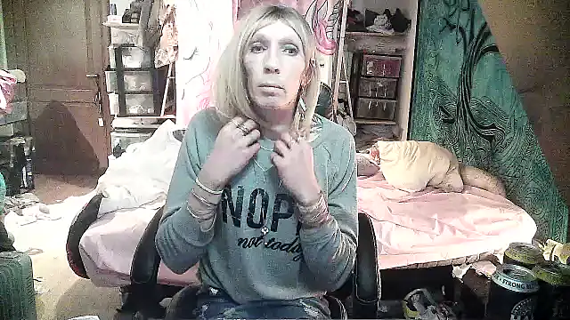 Snapshot of Ombeline1 chatting on February 4, 7:00 pm Ombeline1 online show from February 4, 7:00 pm