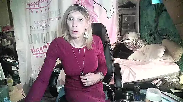 Snapshot of Ombeline1 chatting on February 22, 10:20 pm Ombeline1 online show from February 22, 10:20 pm