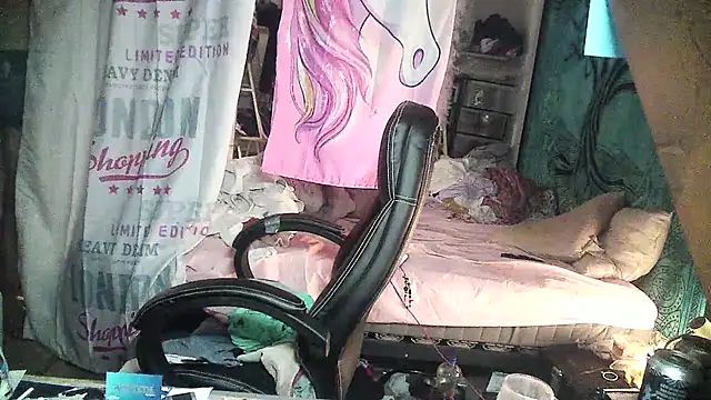 Snapshot of Ombeline1 chatting on February 24, 1:02 am Ombeline1 online show from February 24, 1:02 am