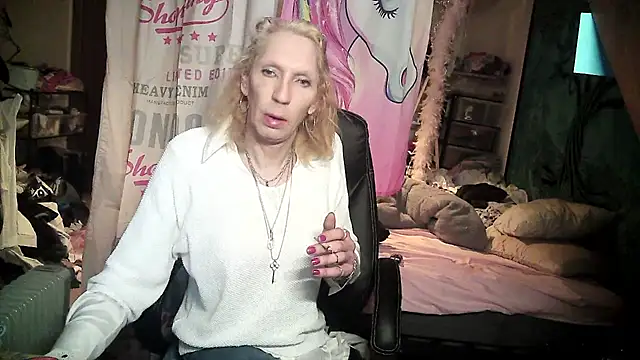 Snapshot of Ombeline1 chatting on February 25, 8:03 am Ombeline1 online show from February 25, 8:03 am