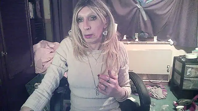 Snapshot of Ombeline1 chatting on March 15, 4:13 am Ombeline1 online show from March 15, 4:13 am