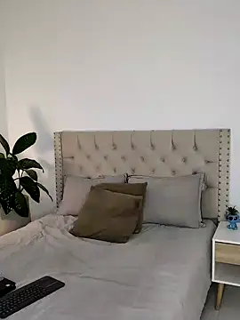 Lia Hurley online show from December 5, 3:06 pm