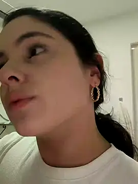 Lia Hurley online show from December 6, 9:02 pm