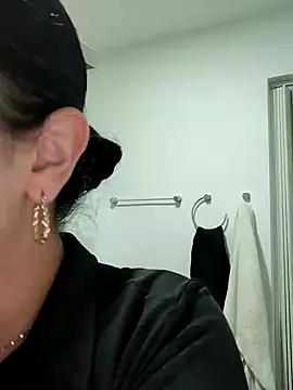 Lia Hurley online show from December 11, 12:44 pm