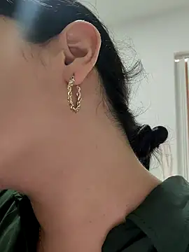 Lia Hurley online show from December 22, 5:10 pm