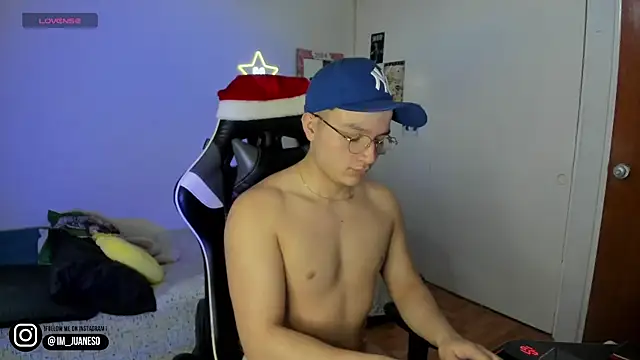 Snapshot of AustinSummerr chatting on December 6, 2:06 pm AustinSummerr online show from December 6, 2:06 pm