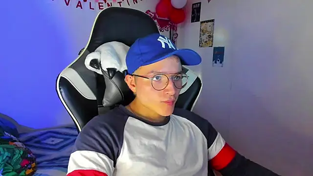 Snapshot of AustinSummerr chatting on February 10, 3:53 pm AustinSummerr online show from February 10, 3:53 pm