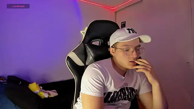 Snapshot of AustinSummerr chatting on March 18, 3:10 pm AustinSummerr online show from March 18, 3:10 pm