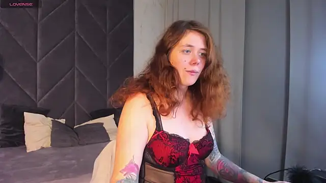 Snapshot of SophiePure chatting on December 4, 1:31 pm SophiePure online show from December 4, 1:31 pm