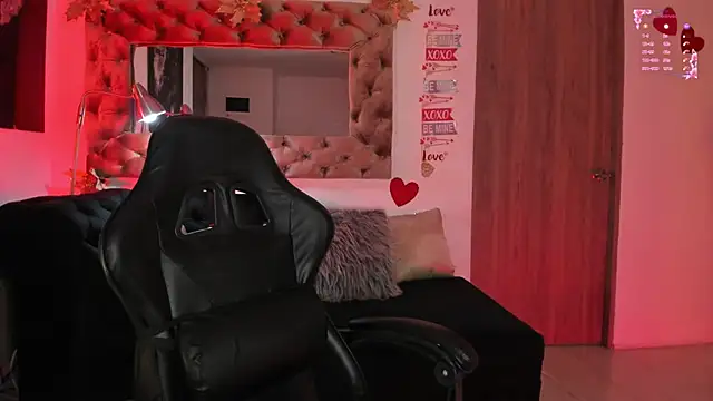 Snapshot of AmelyaMann chatting on February 25, 1:43 pm AmelyaMann online show from February 25, 1:43 pm