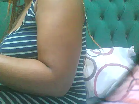 Snapshot of Sexy_Riri chatting on February 13, 2:40 am Sexy Riri online show from February 13, 2:40 am