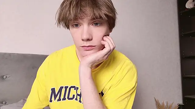 callmenineoneseven online show from October 30, 5:46 pm