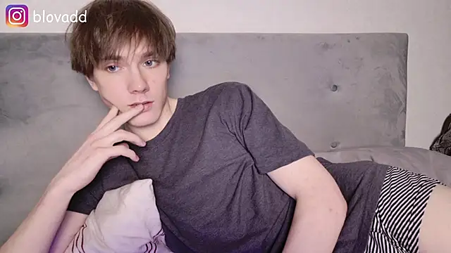 callmenineoneseven online show from April 1, 10:18 pm