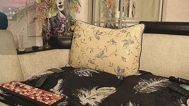 Snapshot of -Yourwoman- chatting on December 6, 8:40 pm -Yourwoman- online show from December 6, 8:40 pm