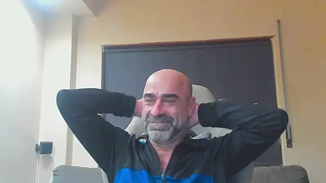 Snapshot of Bicopflirt chatting on February 18, 12:28 am Bicopflirt online show from February 18, 12:28 am