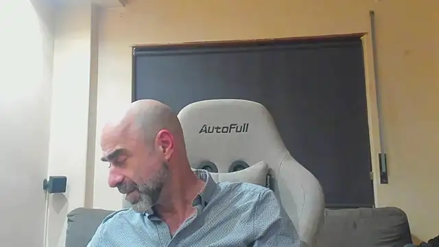 Snapshot of Bicopflirt chatting on February 20, 2:41 am Bicopflirt online show from February 20, 2:41 am