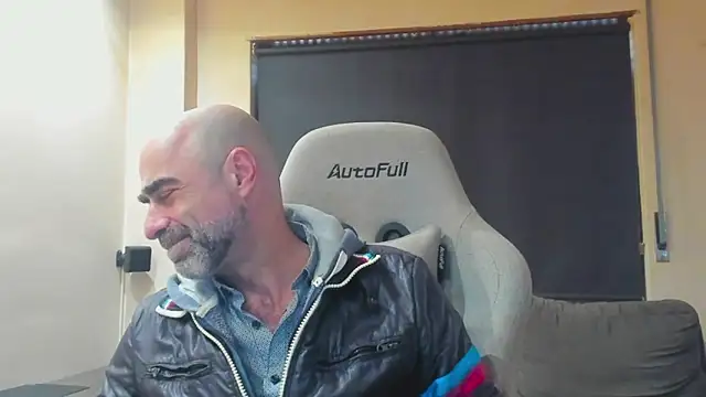 Snapshot of Bicopflirt chatting on March 10, 3:50 pm Bicopflirt online show from March 10, 3:50 pm