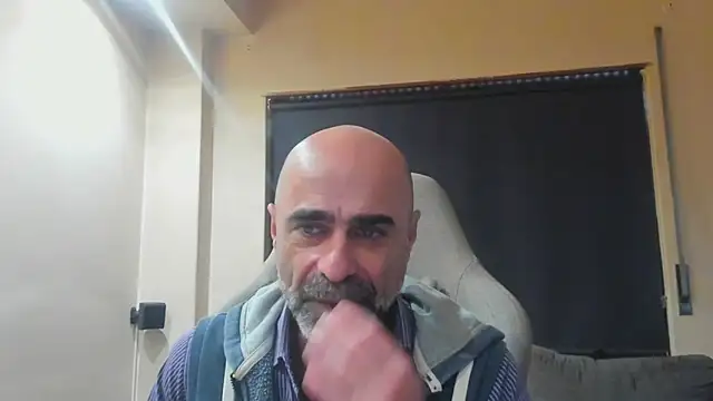 Snapshot of Bicopflirt chatting on March 20, 4:12 pm Bicopflirt online show from March 20, 4:12 pm