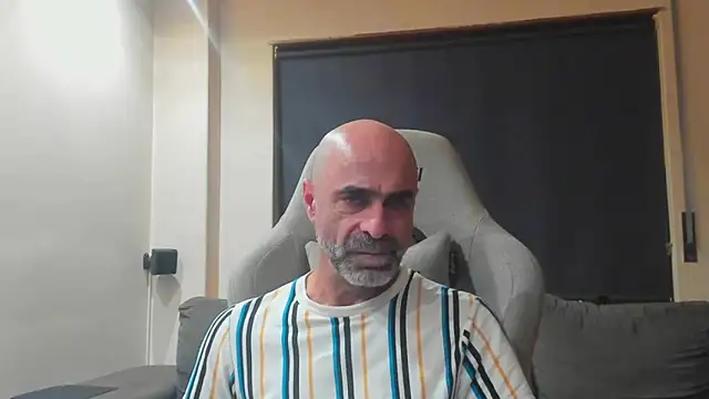 Snapshot of Bicopflirt chatting on March 25, 2:17 am Bicopflirt online show from March 25, 2:17 am