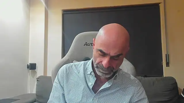 Snapshot of Bicopflirt chatting on March 26, 12:17 am Bicopflirt online show from March 26, 12:17 am