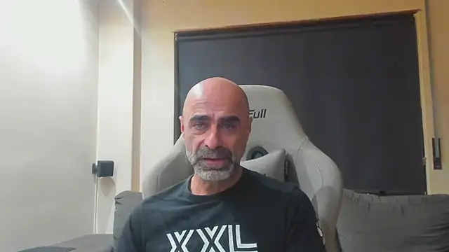 Snapshot of Bicopflirt chatting on March 26, 11:54 pm Bicopflirt online show from March 26, 11:54 pm