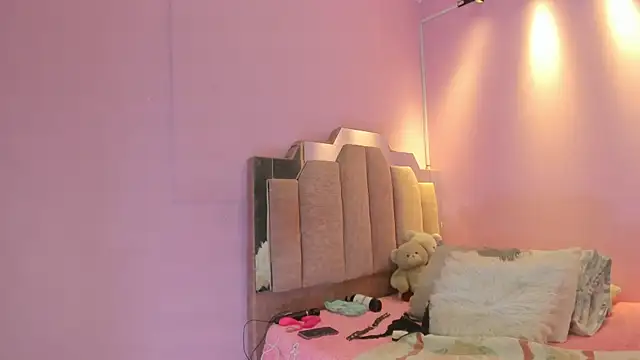 LoveQueen2 online show from October 4, 11:30 am