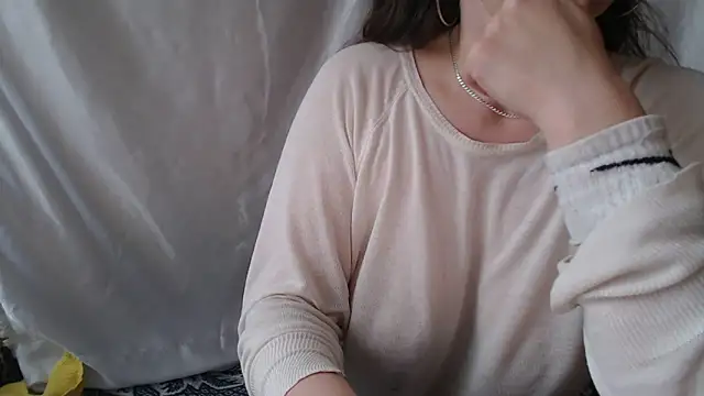 Burberrry  online show from May 14, 3:19 pm