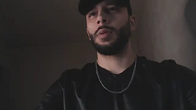 Snapshot of henryaxe chatting on February 25, 8:29 pm henryaxe online show from February 25, 8:29 pm